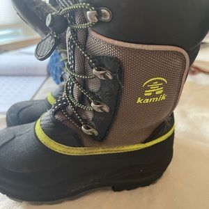 Winter boots size 1. Boys